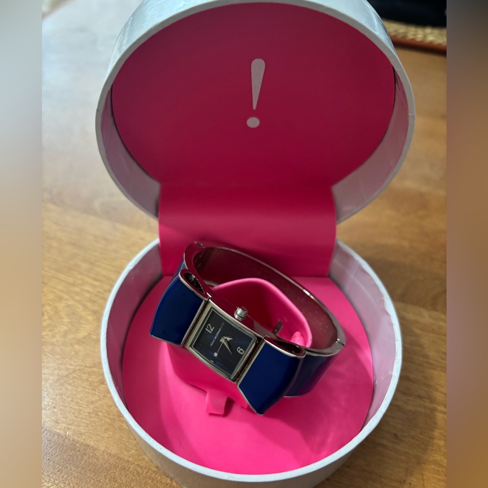 ISAAC MIZRAHI Bow Design Clasp Enamel Bracelet Watch